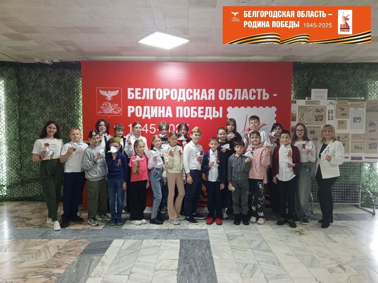 Мастер-класс по изготовлению бумажных журавлей в волонтёрском штабе Победы.